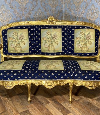 Forgyldt Louis XV salonmøblement med blomstret gobelin, stor sofa +