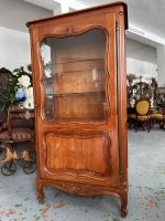 Luī XV stila vitrīna ar bronzas furnitūru (Louis XV style vitrine with bronze hardware) (4092) - Image 2