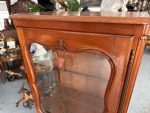 Luī XV stila vitrīna ar bronzas furnitūru (Louis XV style vitrine with bronze hardware) (4092) - Image 8