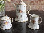 Francijas porcelāna komplekts ar ziedu motīviem — Napoleona III stilā (French Porcelain Tea Set with Floral Motifs in Napoleon III Style) (6570) - Image 3