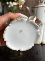 Francijas porcelāna komplekts ar ziedu motīviem — Napoleona III stilā (French Porcelain Tea Set with Floral Motifs in Napoleon III Style) (6570) - Image 13