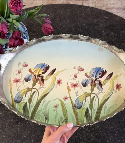 Art Nouveau oval metalbakke med håndmalede iris - tidligt 20. århundrede