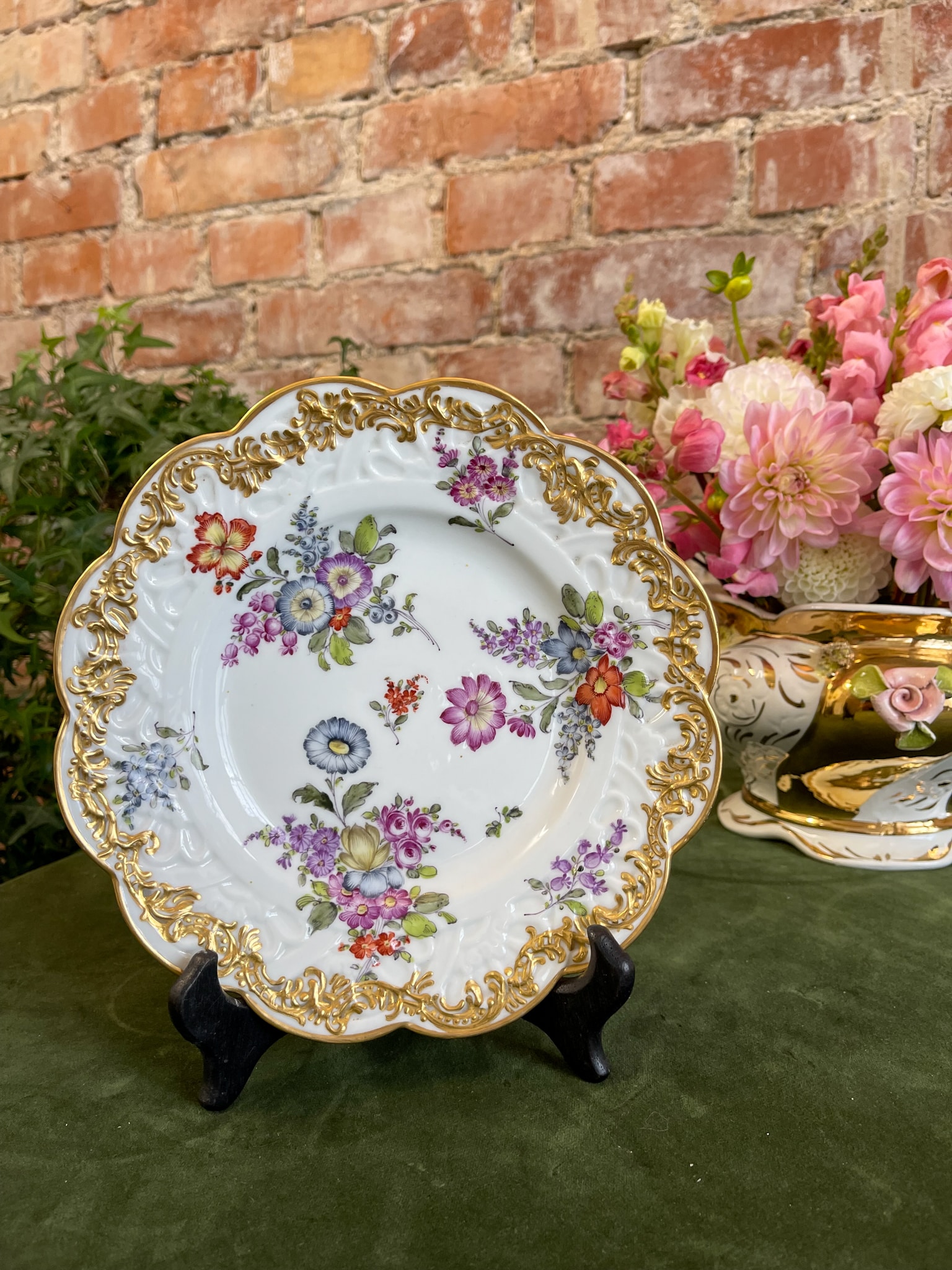 Porcelāna šķīvis, maza izmēra ar ļoti smalku detalizāciju, gleznojumiem (25570) - Image 1