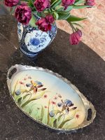 Jūgendstila ovāla metāla paplāte ar roku apgleznotiem īrisu motīviem — 20. gs. sākums (6386) - Image 6