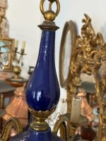 Antīka stila misiņa un zilā fajansa griestu lampa uz 5 spuldzēm — Luija XVI stilā (antique brass blue faience chandelier 5 lights) (6660) - Image 13