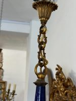 Antīka stila misiņa un zilā fajansa griestu lampa uz 5 spuldzēm — Luija XVI stilā (antique brass blue faience chandelier 5 lights) (6660) - Image 8
