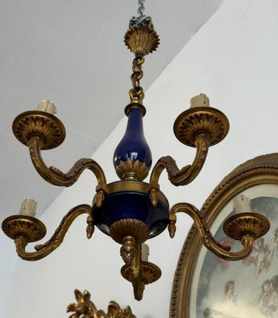 Antik messing og blå fajance lysekrone i Louis XVI-stil