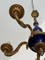 Antīka stila misiņa un zilā fajansa griestu lampa uz 5 spuldzēm — Luija XVI stilā (antique brass blue faience chandelier 5 lights) (6660) - Image 5