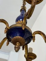 Antīka stila misiņa un zilā fajansa griestu lampa uz 5 spuldzēm — Luija XVI stilā (antique brass blue faience chandelier 5 lights) (6660) - Image 6