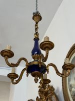 Antīka stila misiņa un zilā fajansa griestu lampa uz 5 spuldzēm — Luija XVI stilā (antique brass blue faience chandelier 5 lights) (6660) - Image 2