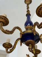Antīka stila misiņa un zilā fajansa griestu lampa uz 5 spuldzēm — Luija XVI stilā (antique brass blue faience chandelier 5 lights) (6660) - Image 3