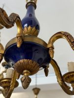 Antīka stila misiņa un zilā fajansa griestu lampa uz 5 spuldzēm — Luija XVI stilā (antique brass blue faience chandelier 5 lights) (6660) - Image 7