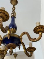 Antīka stila misiņa un zilā fajansa griestu lampa uz 5 spuldzēm — Luija XVI stilā (antique brass blue faience chandelier 5 lights) (6660) - Image 4
