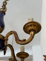 Antīka stila misiņa un zilā fajansa griestu lampa uz 5 spuldzēm — Luija XVI stilā (antique brass blue faience chandelier 5 lights) (6660) - Image 9