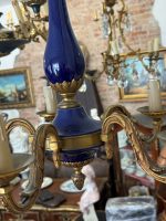 Antīka stila misiņa un zilā fajansa griestu lampa uz 5 spuldzēm — Luija XVI stilā (antique brass blue faience chandelier 5 lights) (6660) - Image 10