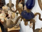 Antīka stila misiņa un zilā fajansa griestu lampa uz 5 spuldzēm — Luija XVI stilā (antique brass blue faience chandelier 5 lights) (6660) - Image 11