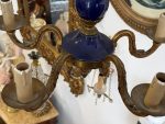 Antīka stila misiņa un zilā fajansa griestu lampa uz 5 spuldzēm — Luija XVI stilā (antique brass blue faience chandelier 5 lights) (6660) - Image 12
