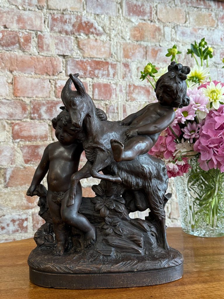 Terracottafigur - putti med ged, Neorokoko, Frankrig (5979)