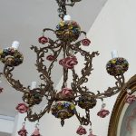 Griestu lampa ar puķītēm, vidēja izmēra, 5 spuldzēm, lampai ir gara ķēde, kuru var pēc nepieciešamības saīsināt (6669)