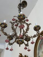 Griestu lampa ar puķītēm, vidēja izmēra, 5 spuldzēm, lampai ir gara ķēde, kuru var pēc nepieciešamības saīsināt (6669)