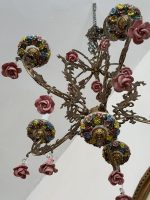Griestu lampa ar puķītēm, vidēja izmēra, 5 spuldzēm, lampai ir gara ķēde, kuru var pēc nepieciešamības saīsināt (6669) - Image 3