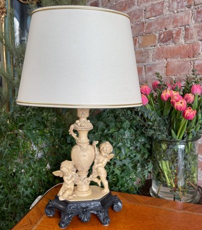 Bordlampe med engle, let (2938)
