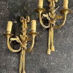 Par bronzefarvede væglamper i Louis XVI-stil