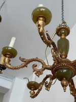 Antīka stila misiņa un zaļā oniksa griestu lampa uz 6 spuldzēm — Luija XVI stilā (antique brass onyx chandelier 6 lights) (6670 - Image 2