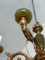 Antīka stila misiņa un zaļā oniksa griestu lampa uz 6 spuldzēm — Luija XVI stilā (antique brass onyx chandelier 6 lights) (6670 - Image 12