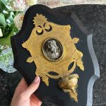 Antīks sienas dekors ar Kristus medaljonu un ūdens trauku — Historicisms, 19.gs. beigas (6533)