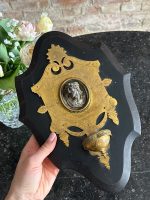 Antīks sienas dekors ar Kristus medaljonu un ūdens trauku — Historicisms, 19.gs. beigas (6533)