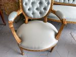 Grezns zeltīts salona mēbeļu komplekts ar gaiši zilu zīda apdari — Luija XVI stilā, (Antique gilded salon suite light blue silk) (2414) - Image 19