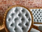 Grezns zeltīts salona mēbeļu komplekts ar gaiši zilu zīda apdari — Luija XVI stilā, (Antique gilded salon suite light blue silk) (2414) - Image 20