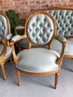 Grezns zeltīts salona mēbeļu komplekts ar gaiši zilu zīda apdari — Luija XVI stilā, (Antique gilded salon suite light blue silk) (2414) - Image 7