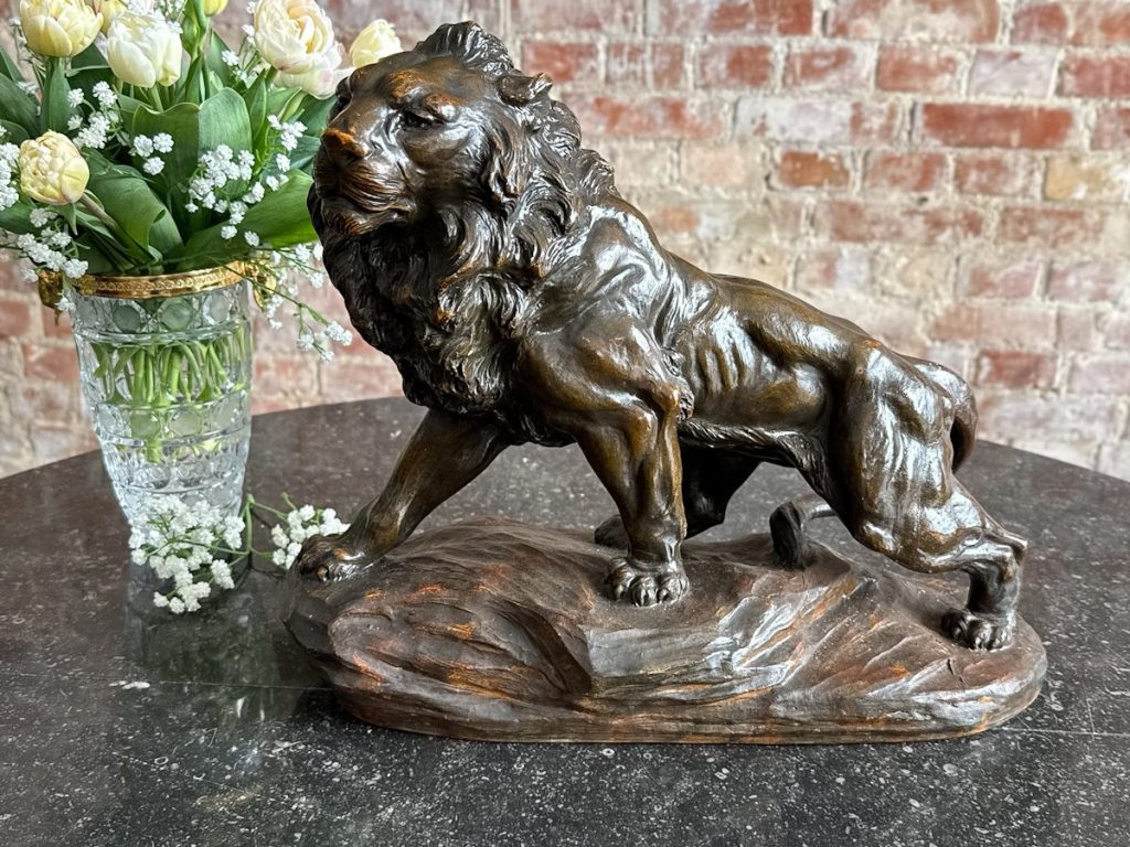 Løveskulptur i terracotta – Armand Fagotto, animalistik, ~1900–1920