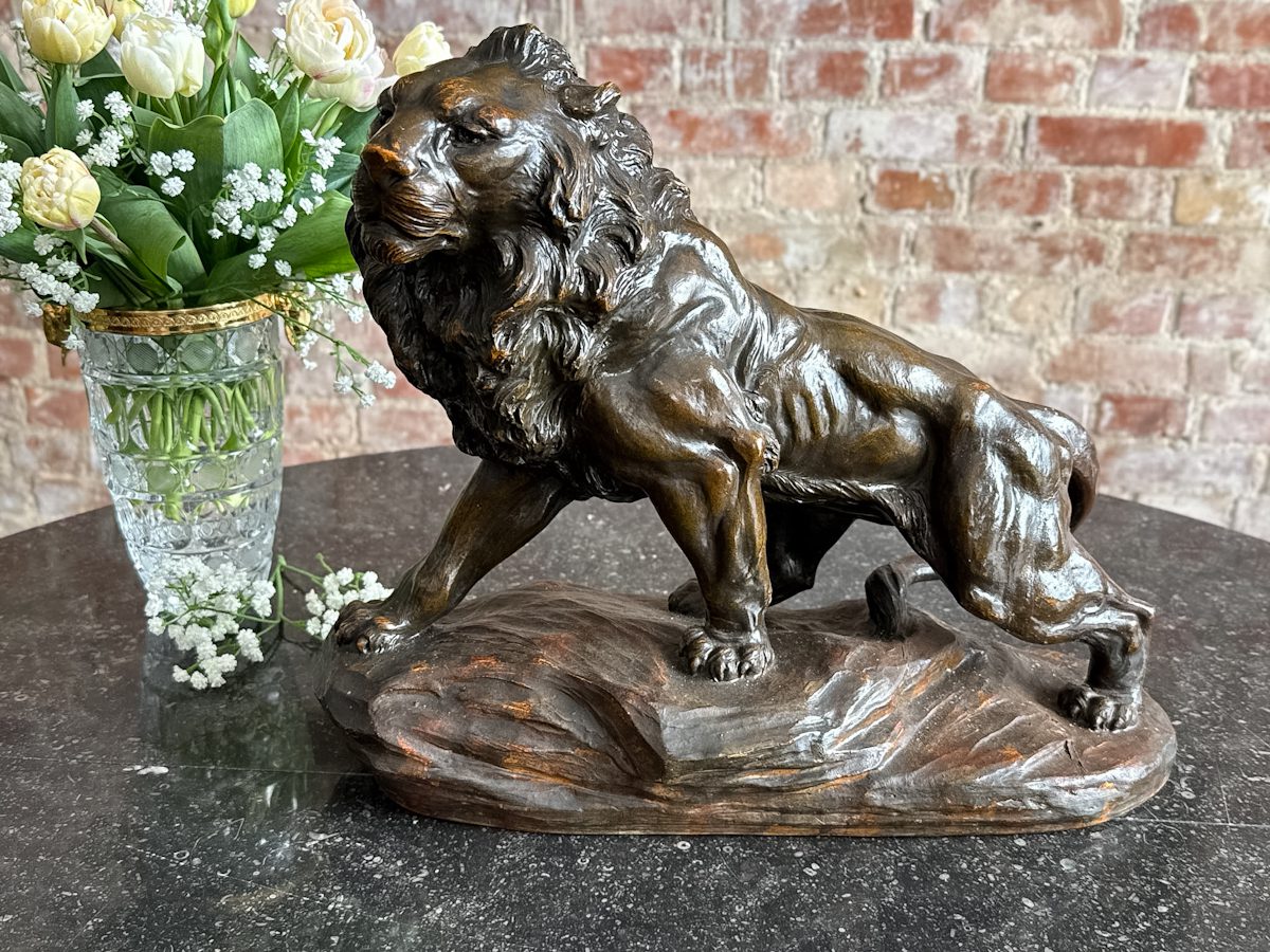 Løveskulptur i terracotta – Armand Fagotto, animalistik, ~1900–1920 Løveskulptur i terracotta – Armand Fagotto, animalistik, ~1900–1920