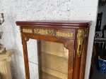 Koka vitrīna ar bronzas detaļām un zelta damasku (Wooden vitrine with bronze hardware and golden damask interior) (2987) - Image 11