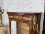 Koka vitrīna ar bronzas detaļām un zelta damasku (Wooden vitrine with bronze hardware and golden damask interior) (2987) - Image 12