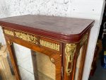 Koka vitrīna ar bronzas detaļām un zelta damasku (Wooden vitrine with bronze hardware and golden damask interior) (2987) - Image 13