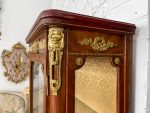 Koka vitrīna ar bronzas detaļām un zelta damasku (Wooden vitrine with bronze hardware and golden damask interior) (2987) - Image 14