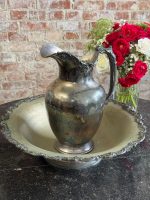 Apsudrabots krūkas un bļodas komplekts — Rokoko atdzimšanas stilā, smalki iegravēts uzraksts "MAY GEO" un "SOUVENIR DE F.J. MUÑIZ" (Silver-Plated Pitcher and Wash Basin Set) (7062) - Image 2