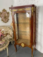Koka vitrīna ar bronzas detaļām un zelta damasku (Wooden vitrine with bronze hardware and golden damask interior) (2987) - Image 3