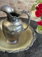 Apsudrabots krūkas un bļodas komplekts — Rokoko atdzimšanas stilā, smalki iegravēts uzraksts "MAY GEO" un "SOUVENIR DE F.J. MUÑIZ" (Silver-Plated Pitcher and Wash Basin Set) (7062) - Image 3