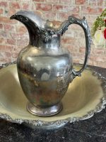 Apsudrabots krūkas un bļodas komplekts — Rokoko atdzimšanas stilā, smalki iegravēts uzraksts "MAY GEO" un "SOUVENIR DE F.J. MUÑIZ" (Silver-Plated Pitcher and Wash Basin Set) (7062) - Image 4