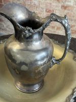 Apsudrabots krūkas un bļodas komplekts — Rokoko atdzimšanas stilā, smalki iegravēts uzraksts "MAY GEO" un "SOUVENIR DE F.J. MUÑIZ" (Silver-Plated Pitcher and Wash Basin Set) (7062) - Image 8