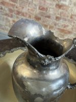 Apsudrabots krūkas un bļodas komplekts — Rokoko atdzimšanas stilā, smalki iegravēts uzraksts "MAY GEO" un "SOUVENIR DE F.J. MUÑIZ" (Silver-Plated Pitcher and Wash Basin Set) (7062) - Image 11