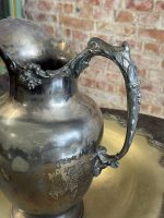 Apsudrabots krūkas un bļodas komplekts — Rokoko atdzimšanas stilā, smalki iegravēts uzraksts "MAY GEO" un "SOUVENIR DE F.J. MUÑIZ" (Silver-Plated Pitcher and Wash Basin Set) (7062) - Image 9
