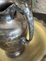 Apsudrabots krūkas un bļodas komplekts — Rokoko atdzimšanas stilā, smalki iegravēts uzraksts "MAY GEO" un "SOUVENIR DE F.J. MUÑIZ" (Silver-Plated Pitcher and Wash Basin Set) (7062) - Image 12