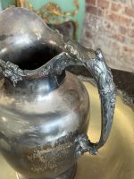 Apsudrabots krūkas un bļodas komplekts — Rokoko atdzimšanas stilā, smalki iegravēts uzraksts "MAY GEO" un "SOUVENIR DE F.J. MUÑIZ" (Silver-Plated Pitcher and Wash Basin Set) (7062) - Image 13