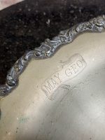 Apsudrabots krūkas un bļodas komplekts — Rokoko atdzimšanas stilā, smalki iegravēts uzraksts "MAY GEO" un "SOUVENIR DE F.J. MUÑIZ" (Silver-Plated Pitcher and Wash Basin Set) (7062) - Image 5